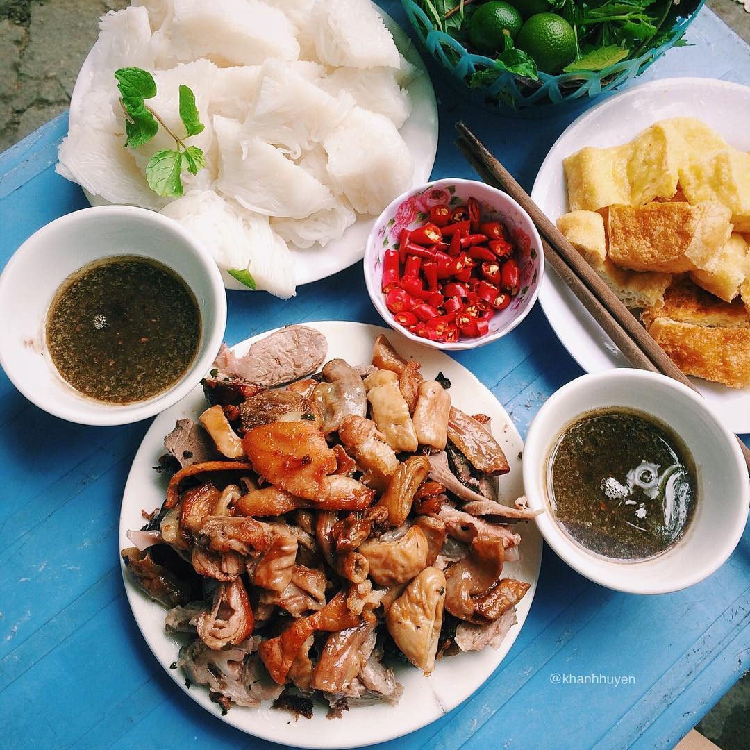 Hình ảnh thực khách đang thưởng thức món bún đậu tại một quán có không gian truyền thống