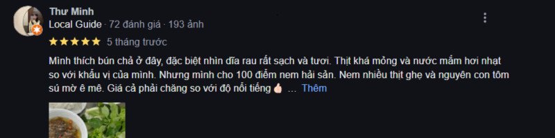 Hình ảnh thực khách nước ngoài đang thưởng thức bún chả