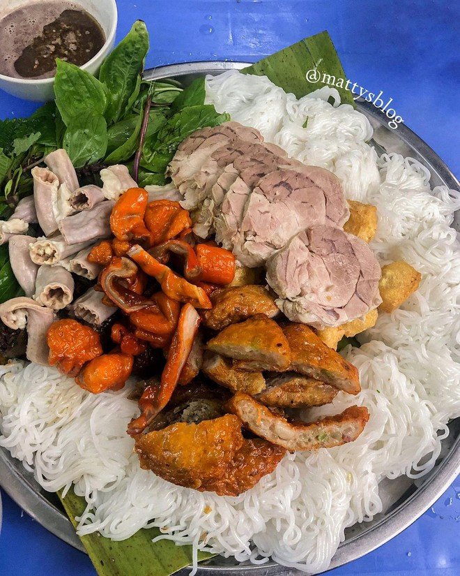 Hình ảnh thực khách thưởng thức bún đậu trong không gian ấm cúng