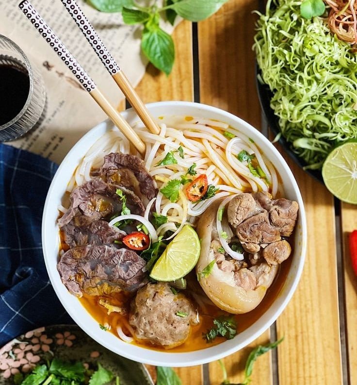 Hình ảnh tô bún bò Huế thơm lừng với nước dùng chuẩn vị