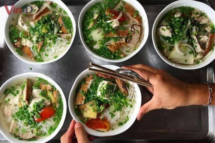 Hình ảnh tô bún cá được trang trí đẹp mắt với nhiều loại topping hấp dẫn