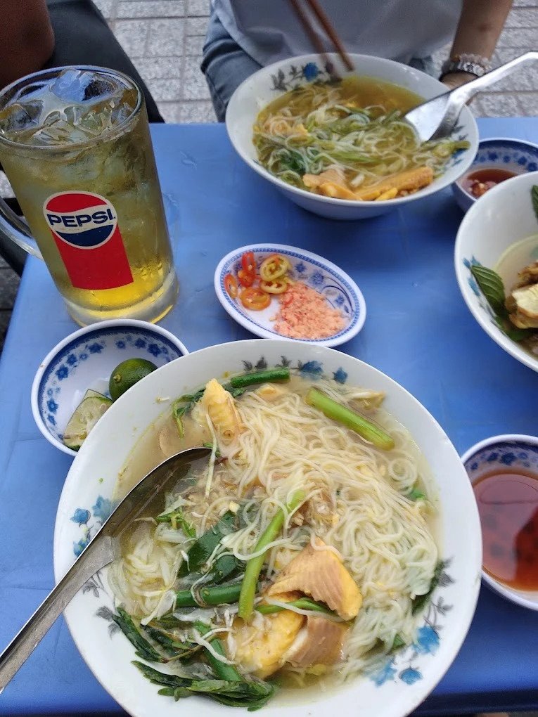 Hình ảnh tô bún được trang trí đẹp mắt với màu sắc tươi sáng