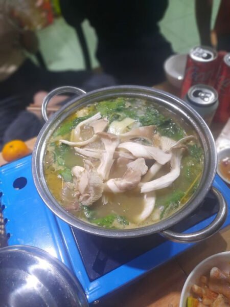 Hình ảnh tô bún mắm Thủ Dầu Một đầy đủ topping với rau sống tươi ngon