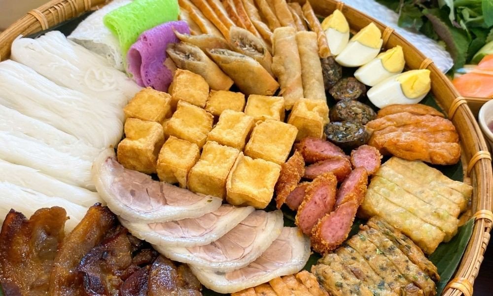 Hình ảnh tổng hợp các mẹt bún đậu từ nhiều quán khác nhau, thể hiện sự đa dạng