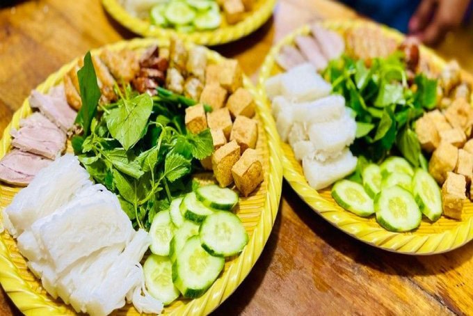Khách hàng đang thưởng thức bún đậu tại một quán ăn sạch sẽ