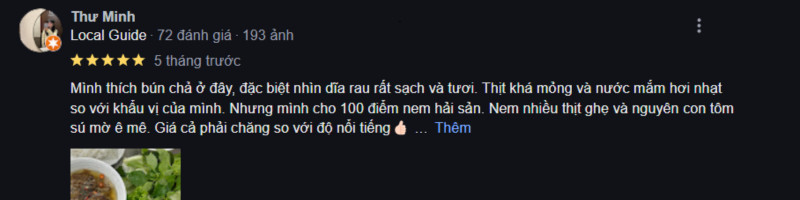 Khách hàng đang thưởng thức món bún chả tại quán