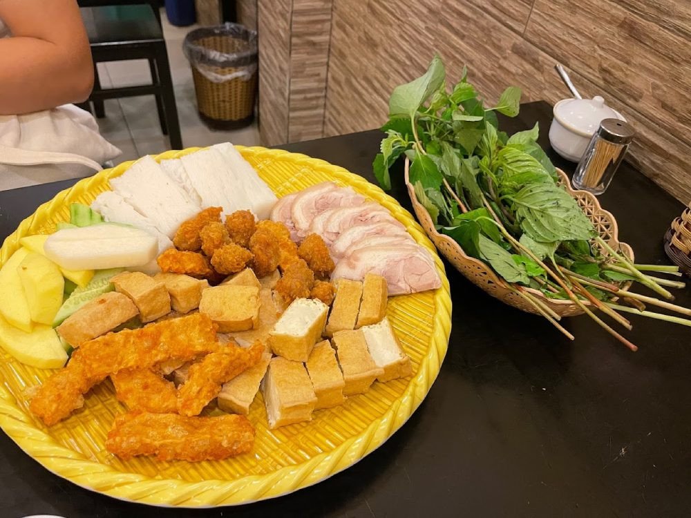 Khách hàng thưởng thức bún đậu trong không gian quán