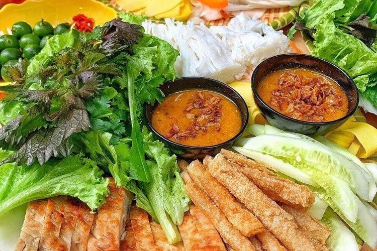 Khay bún, đậu hũ và các món ăn kèm được bày trí hấp dẫn trong mô hình buffet