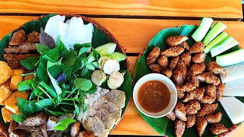 Khay bún đậu thập cẩm đầy đủ topping, bày biện đẹp mắt