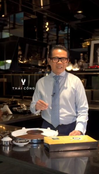 Khay đựng thức ăn tinh xảo với các món bún đậu kèm theo