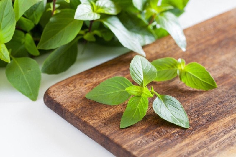 Khế chua thái lát mỏng hình ngôi sao ăn kèm bún đậu