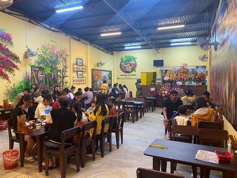 Không gian bên trong nhà hàng sạch sẽ, thoáng đãng