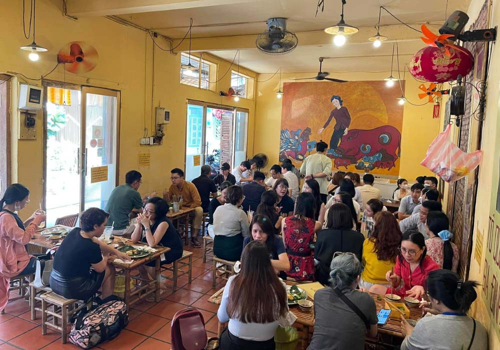 Không gian quán ăn ấm cúng với nội thất tre nứa mang phong cách truyền thống