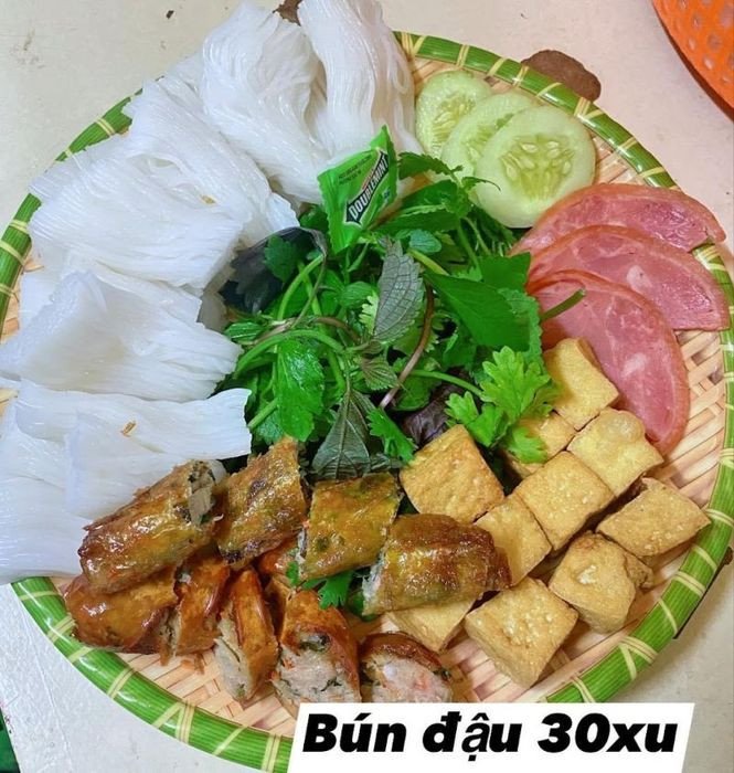 Không gian quán ăn sạch sẽ, thoáng đãng với mẹt bún đậu đầy đủ