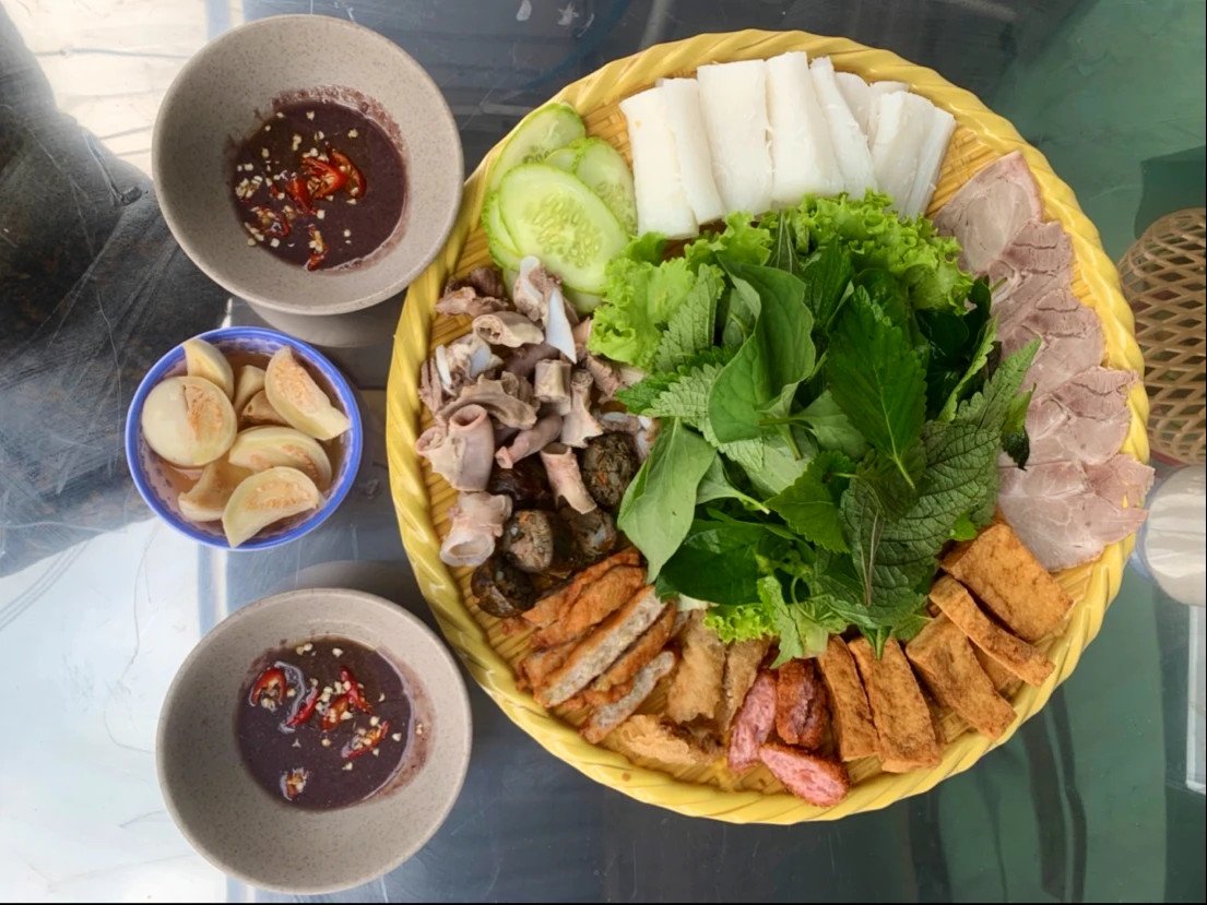 Không gian quán ăn sạch sẽ và phục vụ thân thiện
