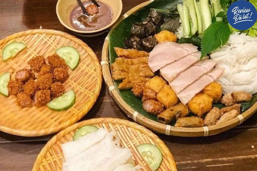 Không gian quán ăn sạch sẽ và thoáng đãng