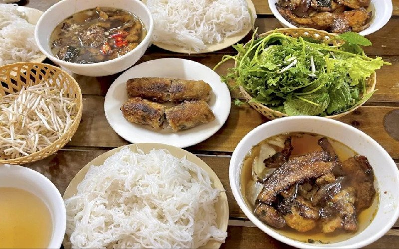 Không gian quán ăn truyền thống với bàn ghế đơn giản, đậm chất Hà Nội xưa