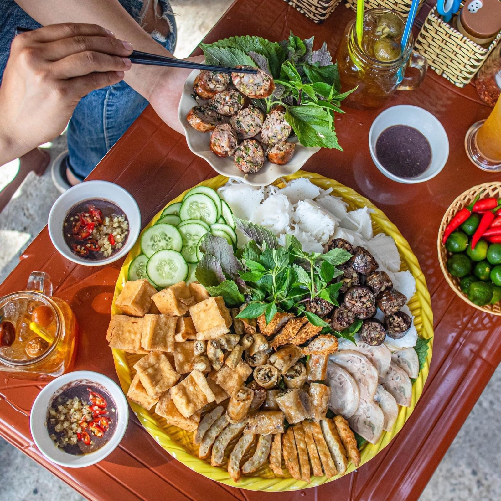Không gian quán ăn với nội thất gỗ mộc mạc, gần gũi