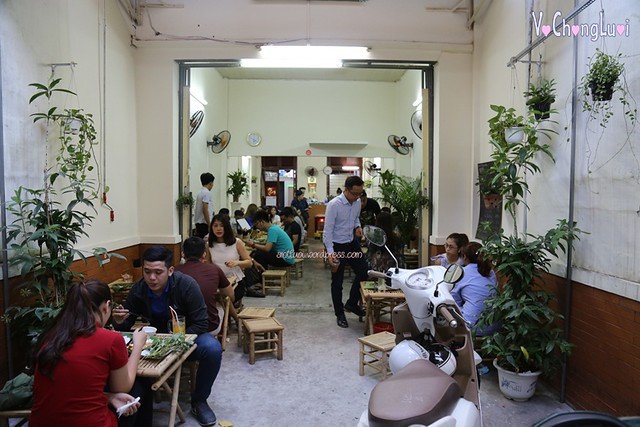 Không gian quán bún đậu bình dân tại Sài Gòn