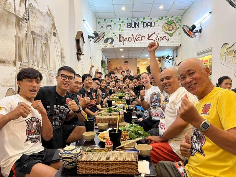 Không gian quán bún đậu Mạc Văn Khoa được bài trí thân thiện