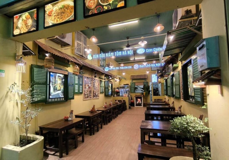 Không gian quán bún đậu mắm tôm trên đường Trần Quang Khải mang phong cách hoài cổ