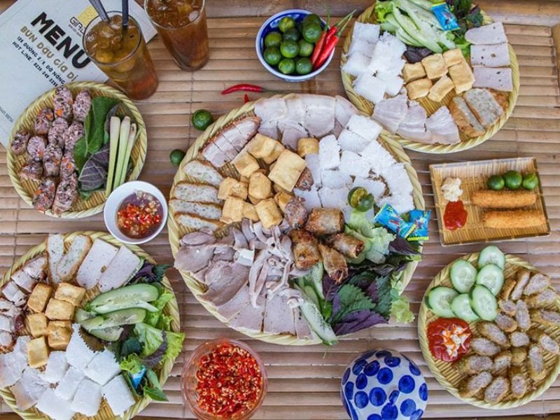 Không gian quán bún đậu rộng rãi, thoáng mát