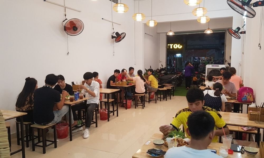 Không gian quán bún đậu sạch sẽ, thoáng mát