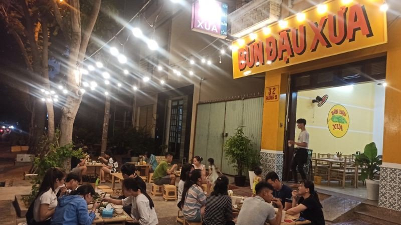 Không gian sạch sẽ, ấm cúng của một quán ăn phục vụ bún đậu