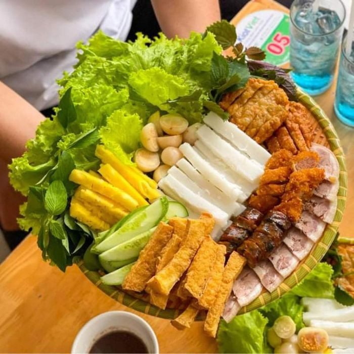 Không gian sạch sẽ, rộng rãi của quán bún đậu