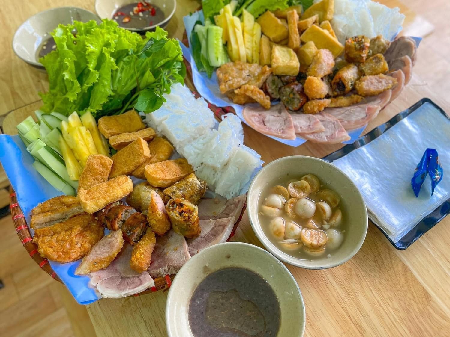 Không gian sạch sẽ, thoáng mát của một quán bún đậu tại Cần Thơ
