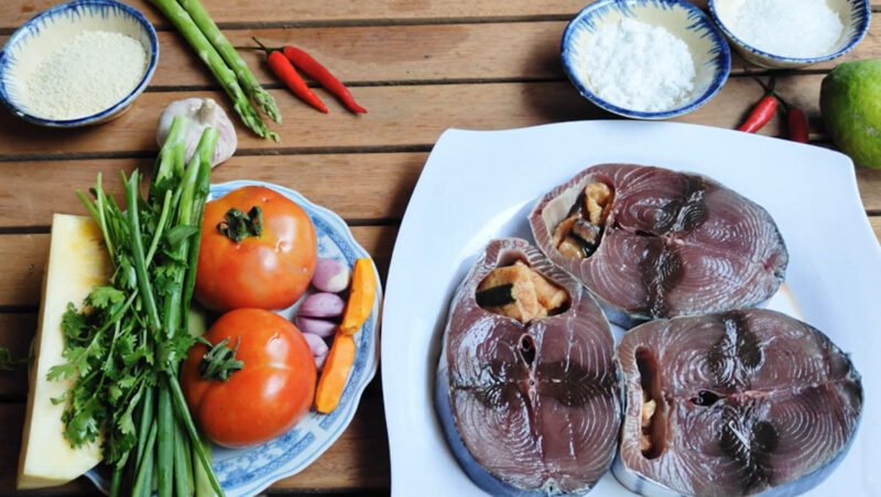 Khung cảnh chuẩn bị nguyên liệu tươi ngon cho món ăn đặc sản