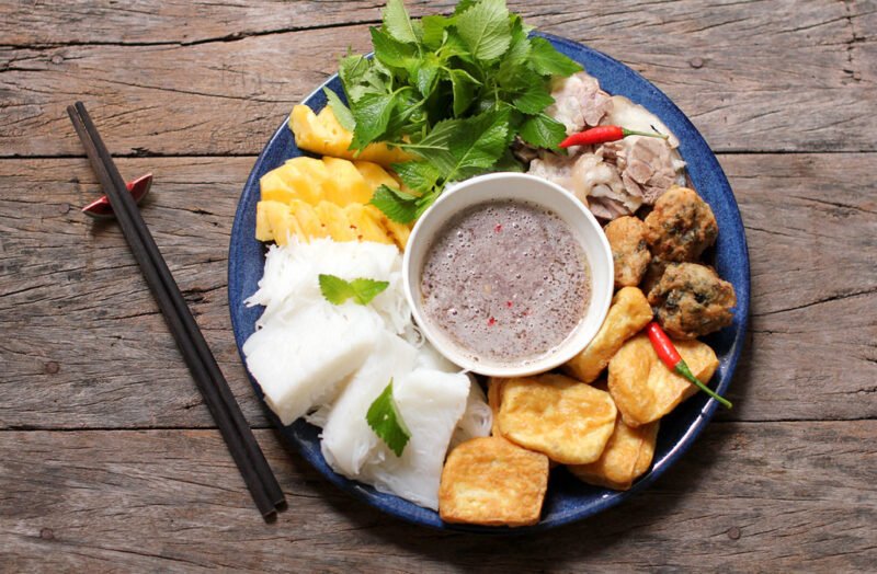 Khung cảnh mẹt bún đậu được trình bày đẹp mắt với đầy đủ các thành phần hấp dẫn