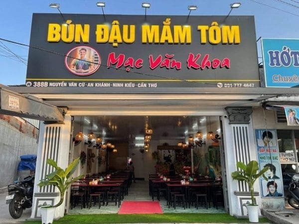 Khung cảnh một mẹt bún đậu đầy đủ các món ăn kèm hấp dẫn