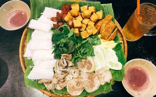 Khung cảnh một quán ăn đông khách vào giờ cao điểm
