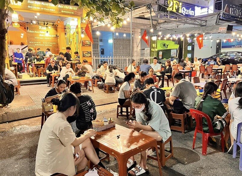 Khung cảnh một quán ăn được trang trí theo phong cách truyền thống