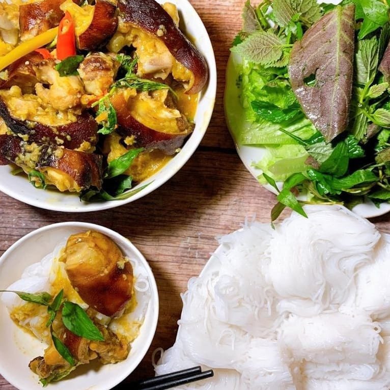 Ly nước sấu hoặc nước mơ đi kèm món bún đậu