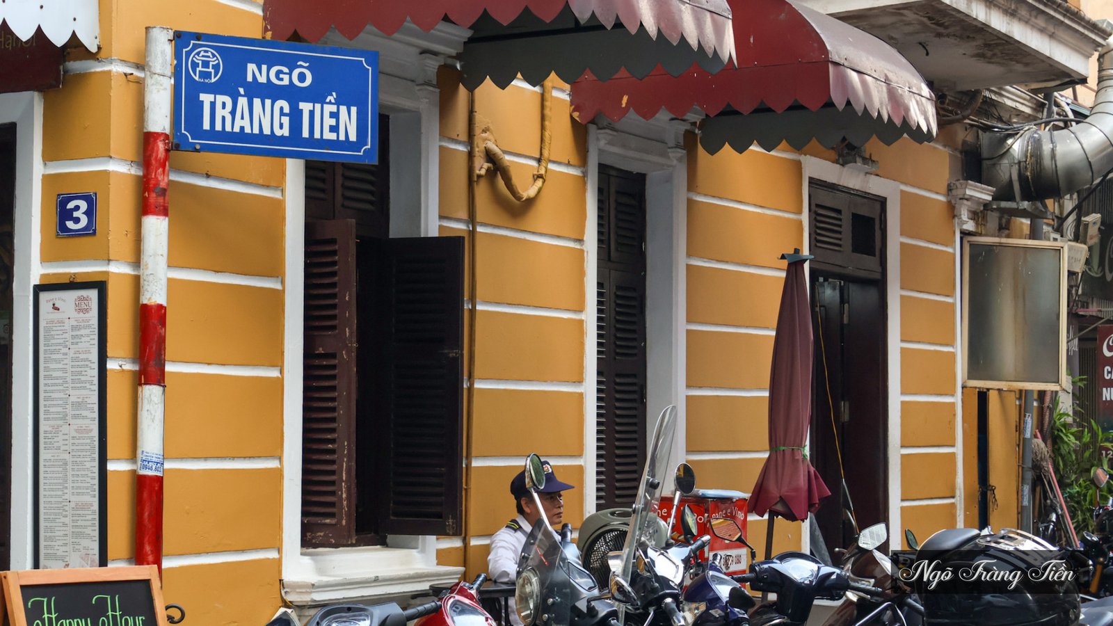 Mâm bún đậu được trình bày đẹp mắt trên mẹt tre