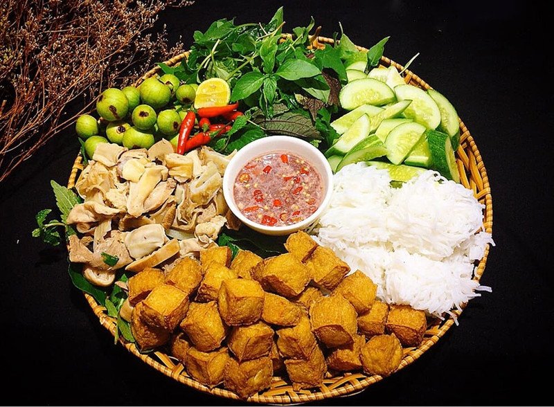 Mâm bún đậu mắm tôm đầy đủ các loại rau ăn kèm tươi ngon