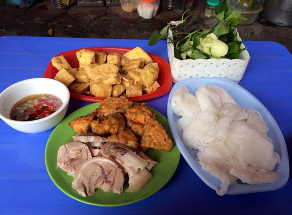 Mâm bún đậu với đầy đủ rau thơm tươi xanh và các món ăn kèm
