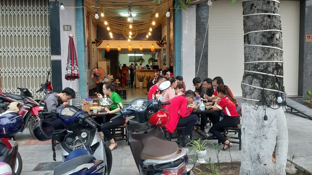 Mắm tôm được pha chế cầu kỳ với chanh, ớt và gia vị đi kèm