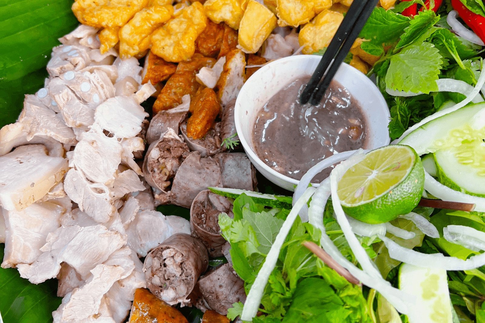 Mắm tôm được pha chế đậm đà và dậy mùi