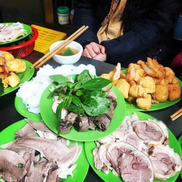 Mắm tôm được pha chế kỹ lưỡng với chanh và ớt
