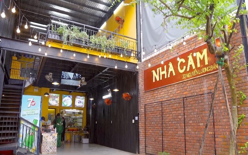 Mặt bằng quán bún đậu với không gian sạch sẽ và nhiều khách hàng