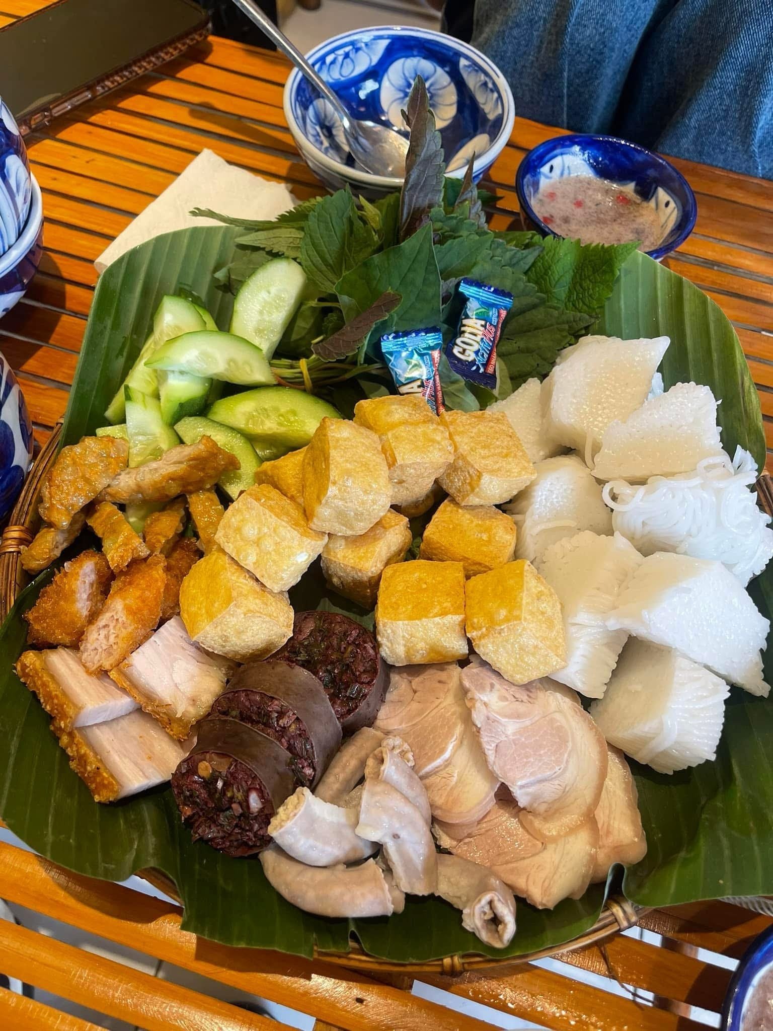 Mẹt bún đậu có thêm nhiều topping như chả cốm và lòng dồi