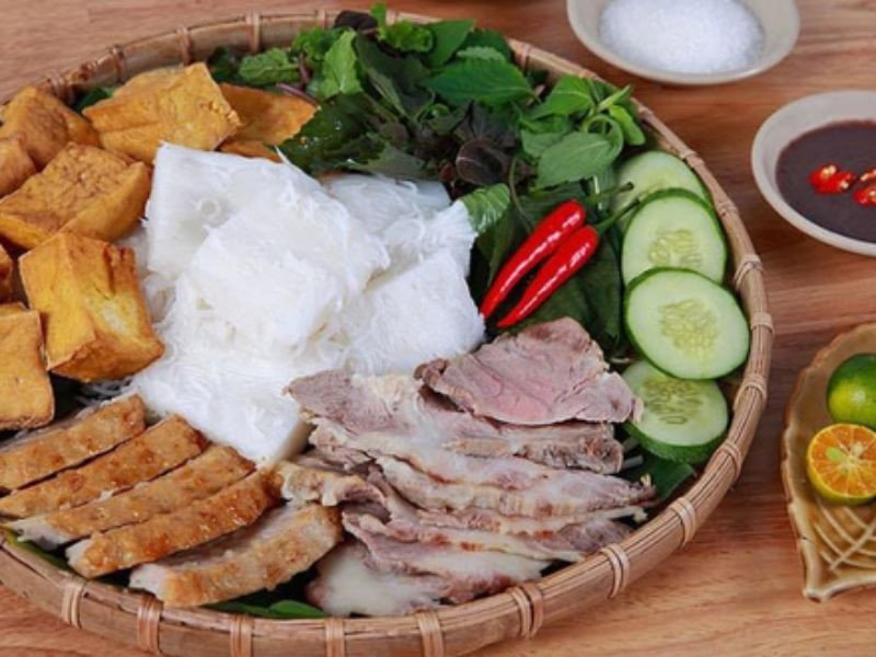 Mẹt bún đậu đầy ắp tại quán Pơ Tao