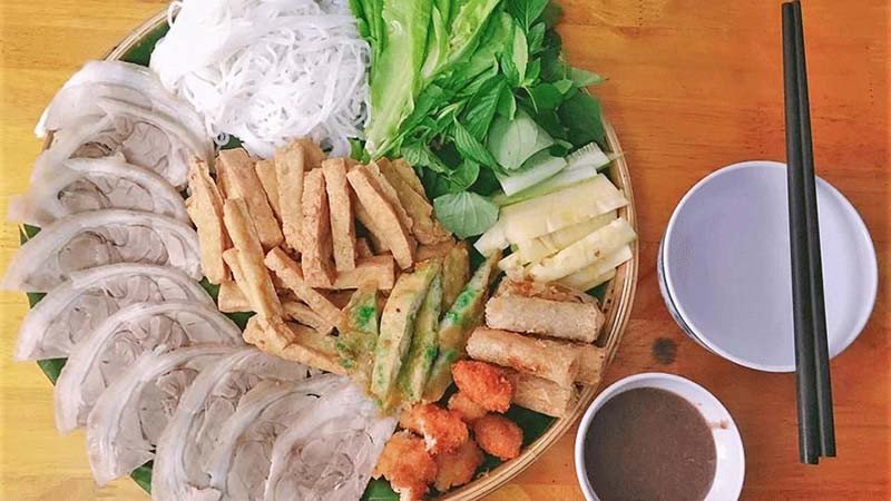 Mẹt bún đậu đầy đặn các nguyên liệu chiên vàng hấp dẫn