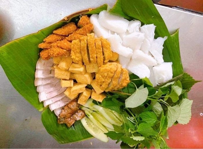 Mẹt bún đậu đầy đặn, đủ các loại topping