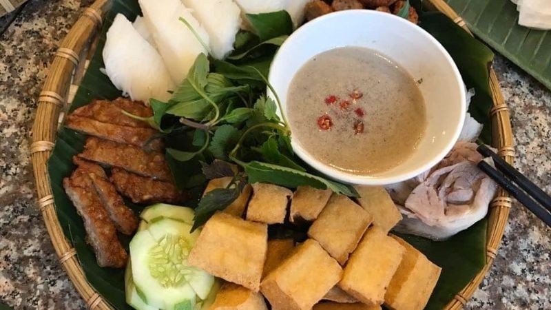 Mẹt bún đậu đầy đặn với các món ăn kèm hấp dẫn