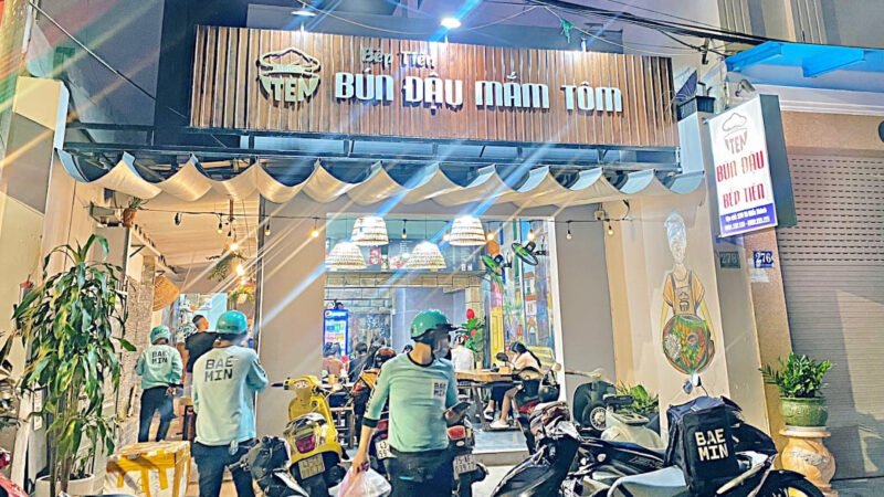 Mẹt bún đậu đầy đặn với đậu phụ chiên và các món ăn kèm hấp dẫn