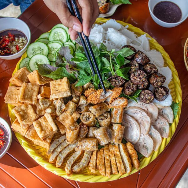 Mẹt bún đậu đầy đặn với đậu rán giòn và bún tươi sạch